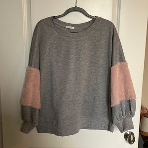 EUC 1X Grey/Pink Faux Fur Long Sleeve Sweatshirt